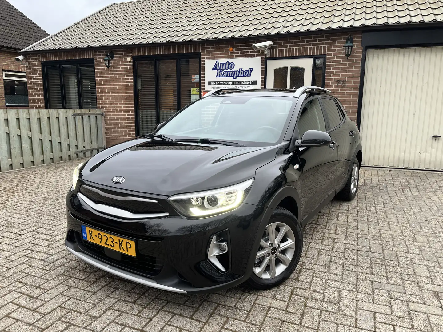 Kia Stonic 1.0 T-GDi MHEV DynamicLine Schwarz - 1