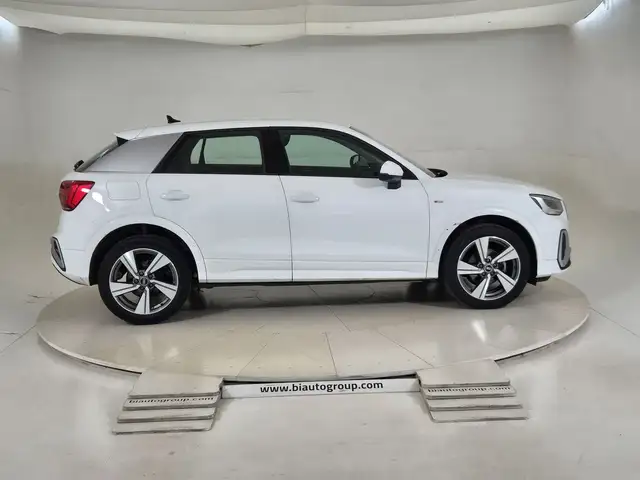 Audi Q2 view 5