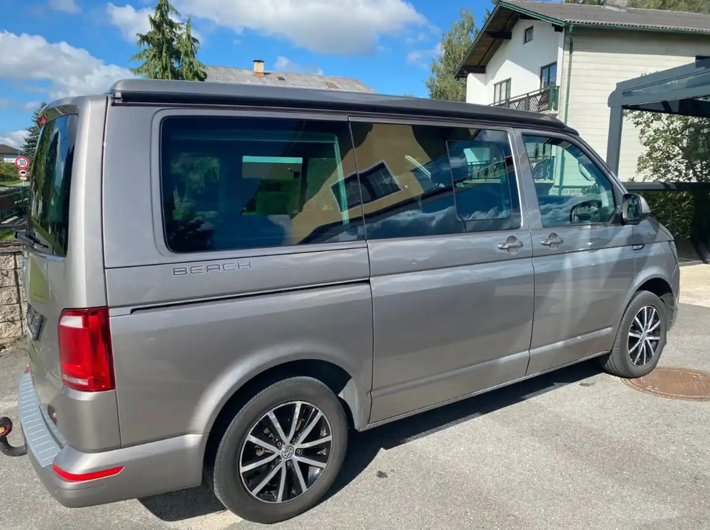 Volkswagen T6 California California Beach 2,0 TDI BMT DSG Beach Grau - 2