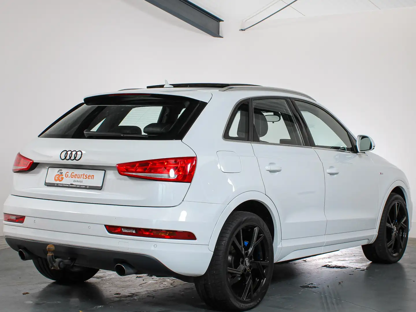 Audi Q3 2.0TFSI 220PK Quattro S-line Panoramadak, Bose, Ke Wit - 2