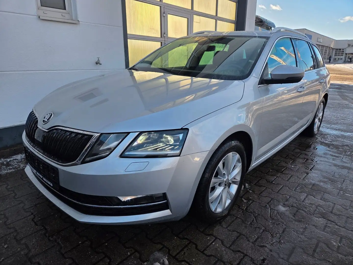 Skoda Octavia Combi Style 2,0TDI/1HD/MWST/SHZ/NAVI/LED Silber - 1