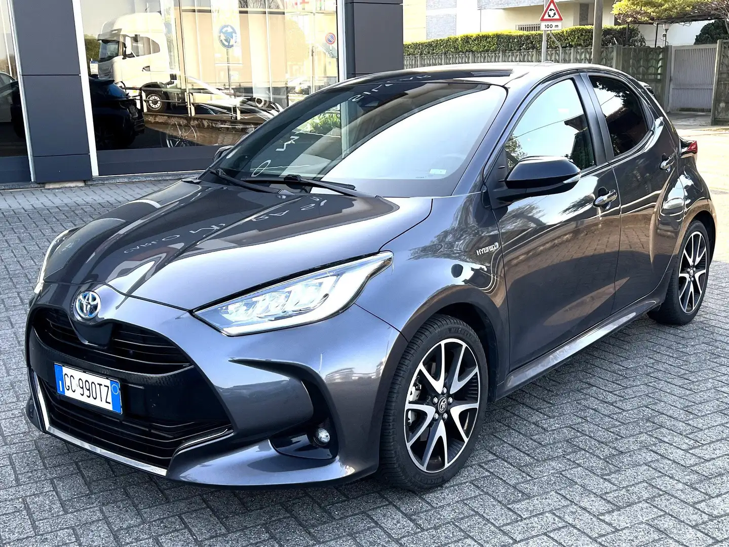 Toyota Yaris 1.5 Hybrid Lounge Grigio - 1