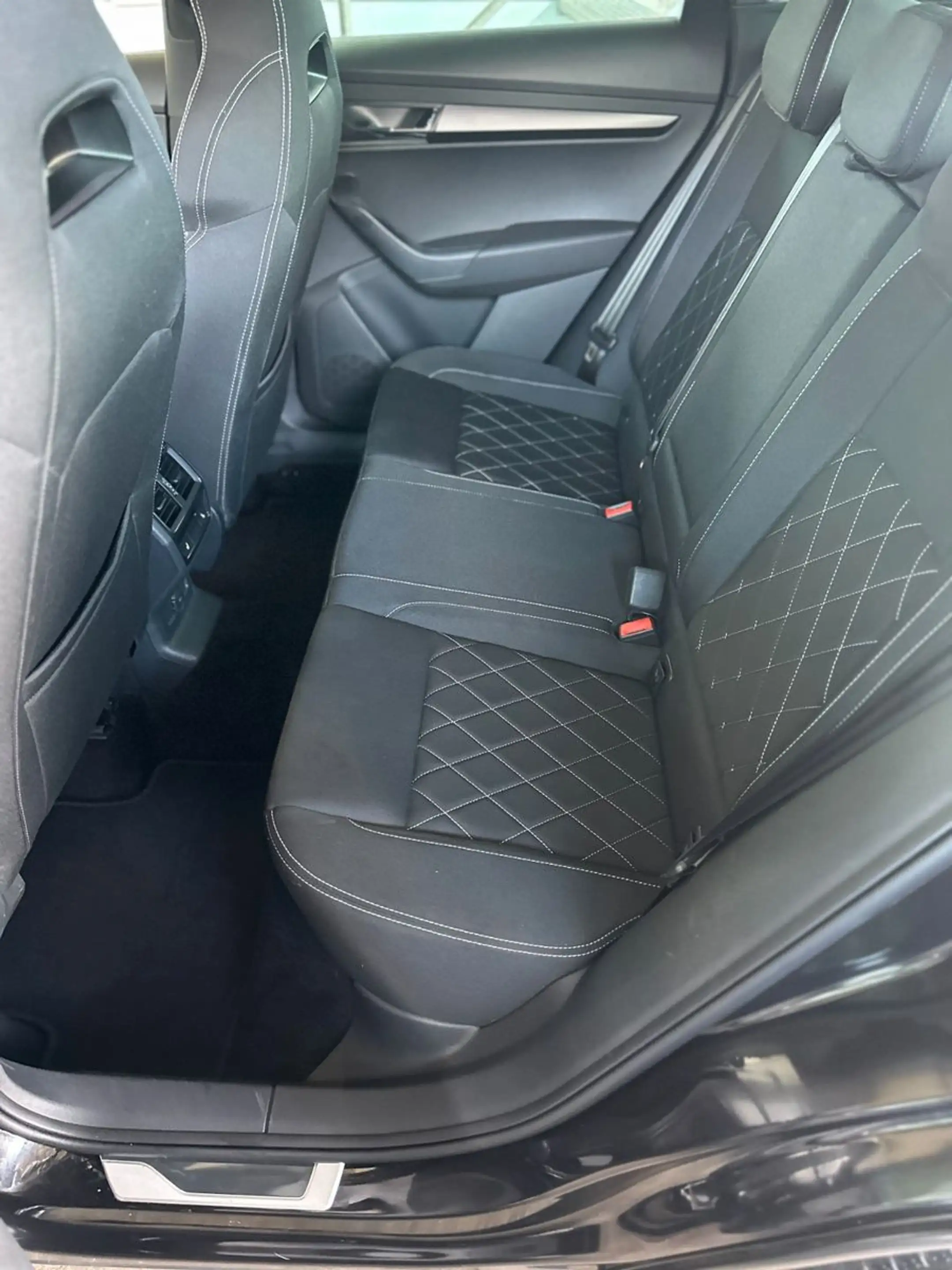 Skoda Karoq Sportline 4x4 / AHK / CarPlay & Android — photo 11