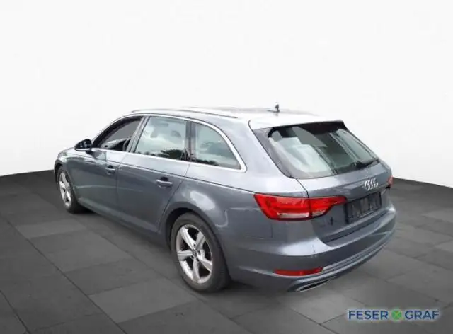Audi A4 view 4