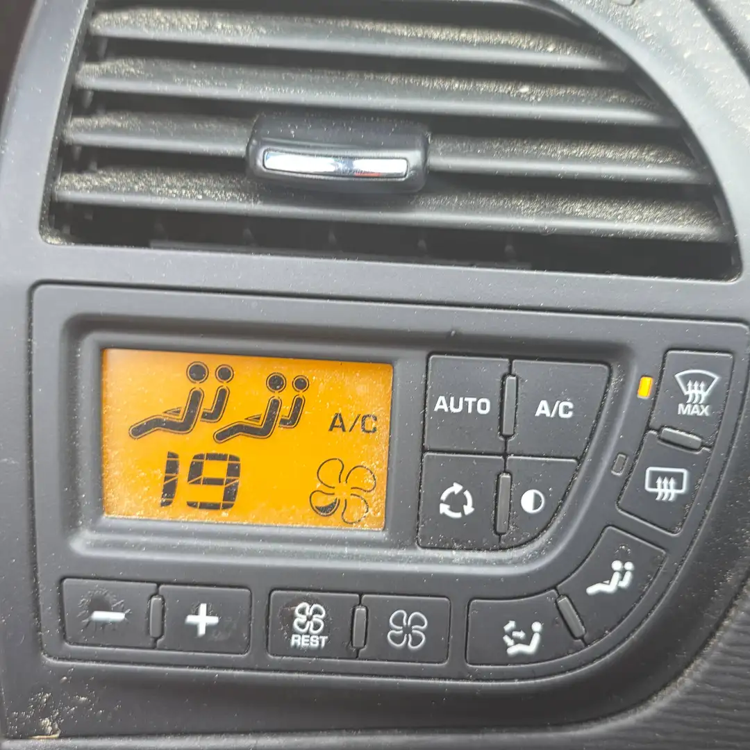 Citroen Grand C4 Picasso Grand C4 Picasso 1,6 HDi emotion EGS6 FAP emotion Rot - 2