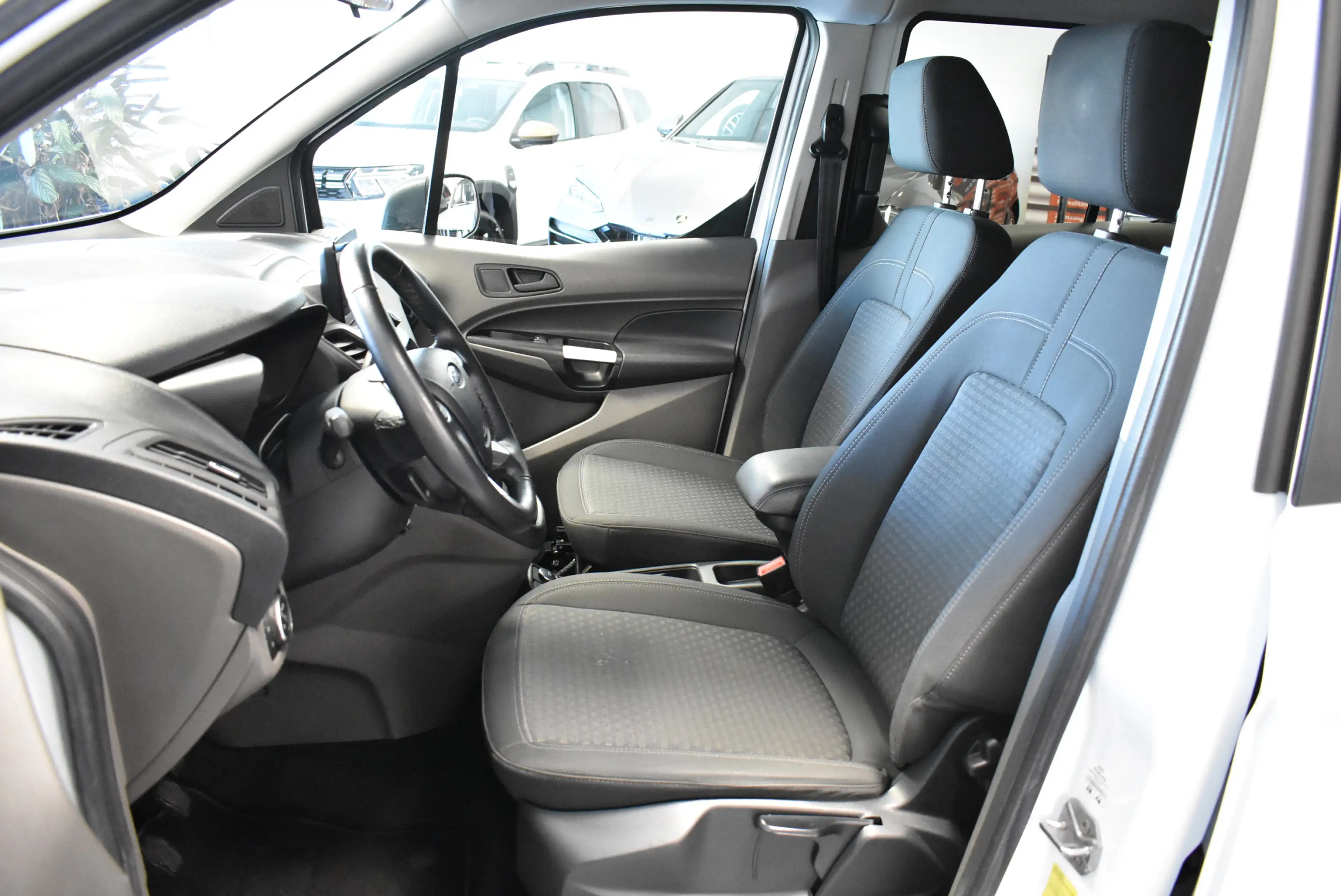 Ford Transit Connect 230 L2 Navi 5 Sitze PDC Kamera — photo 8