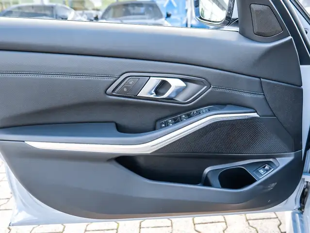 BMW 3 Series view 12