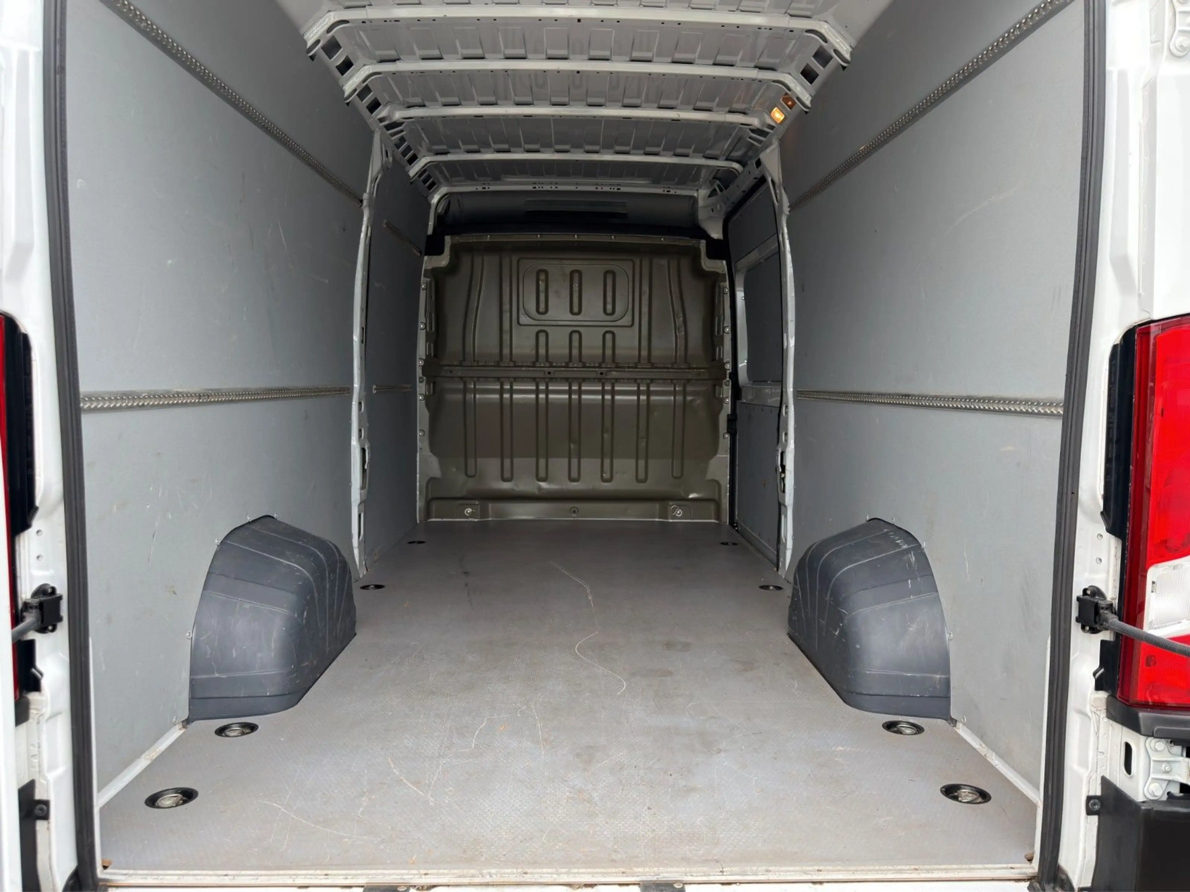 Peugeot Boxer KW 435 L4H2 HDi 180 EAT8 — photo 13