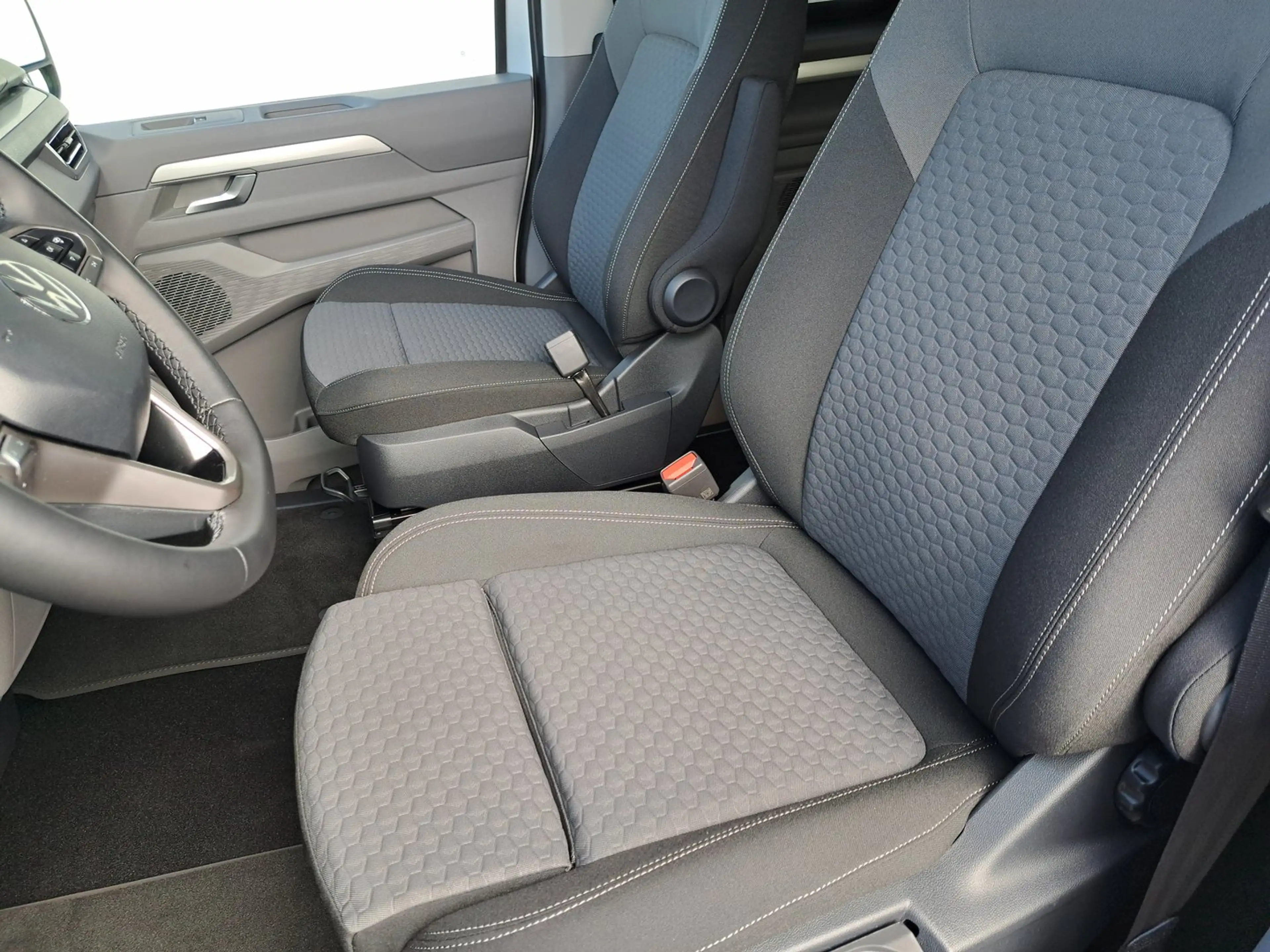 Volkswagen T7 Caravelle VW T7 Caravelle Edition LR eHybrid 171 kW — photo 15