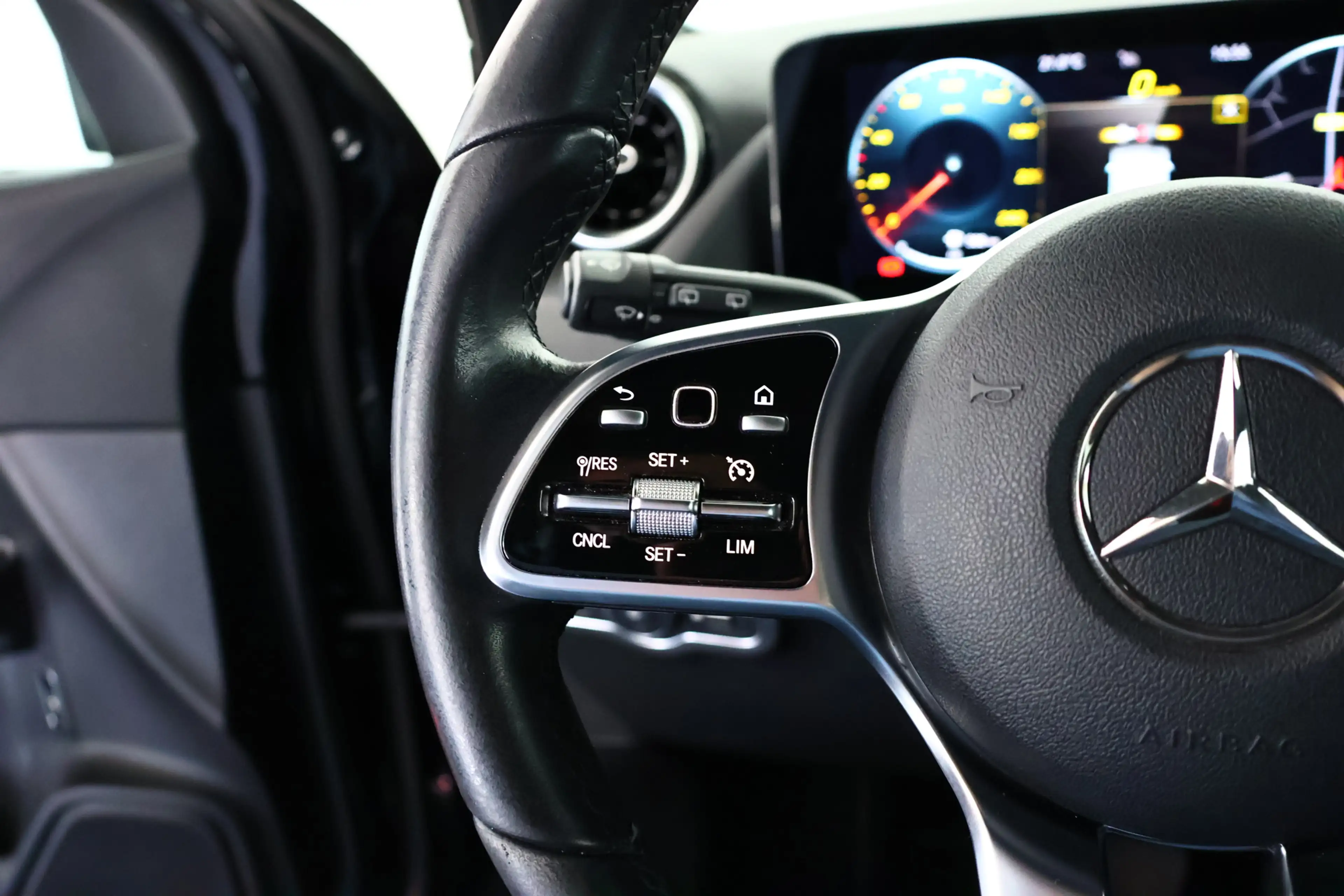 Mercedes-Benz GLA 220 d Progressive / LED / Navi / Cruisecontrol / Camer — photo 19