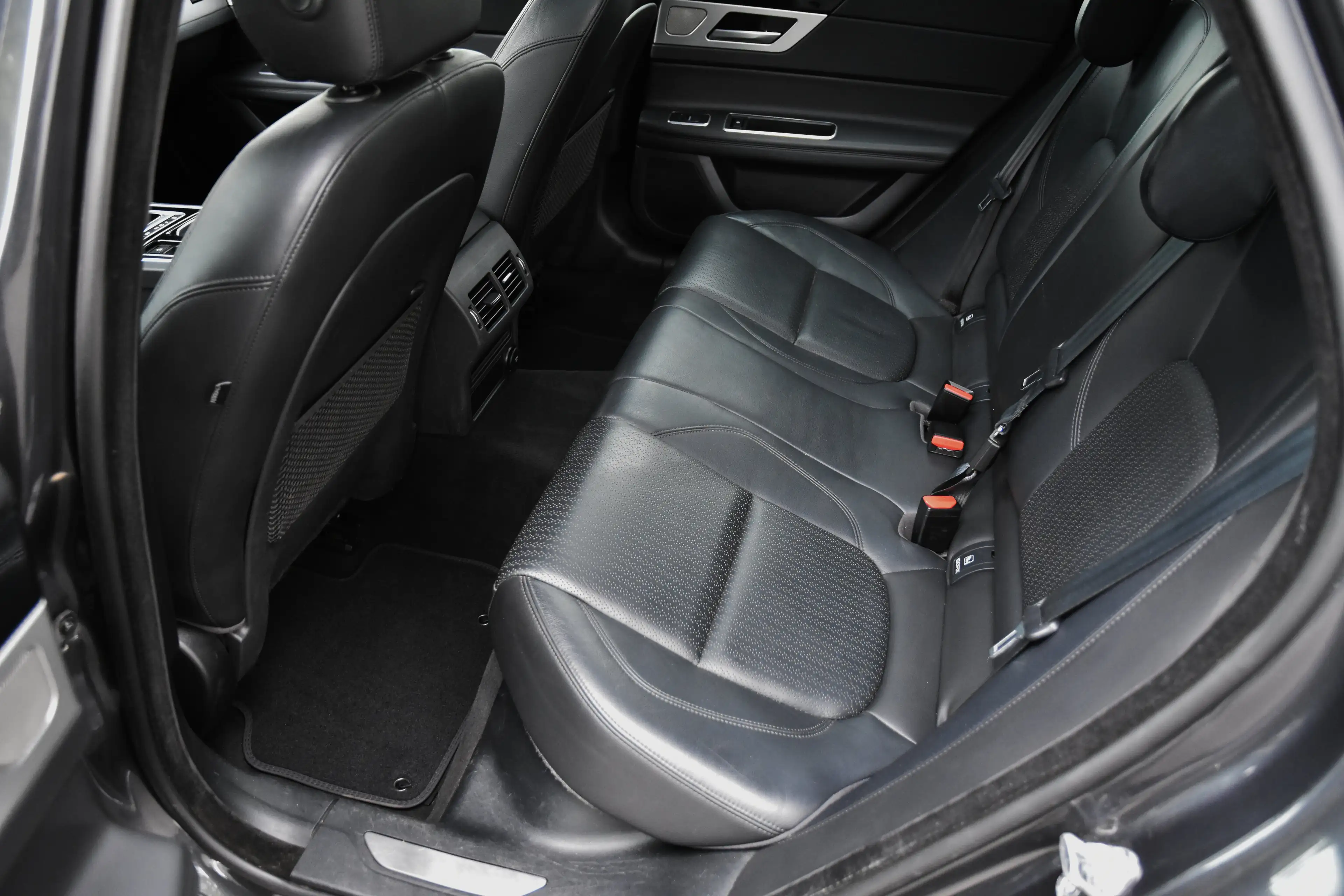Jaguar XF Sportbrake 2.0 D E-Performance — photo 12