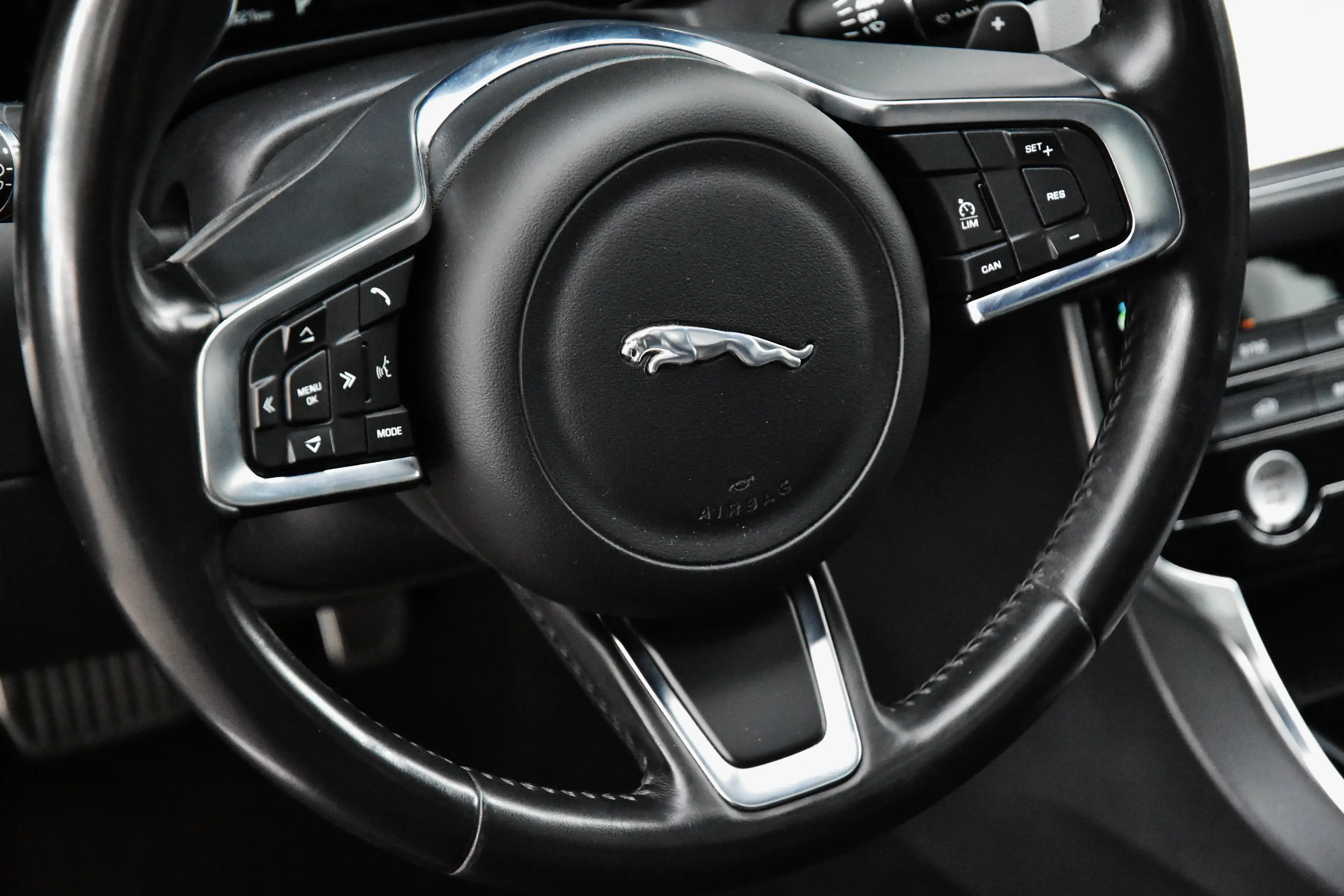 Jaguar XF Sportbrake 2.0 D E-Performance — photo 11