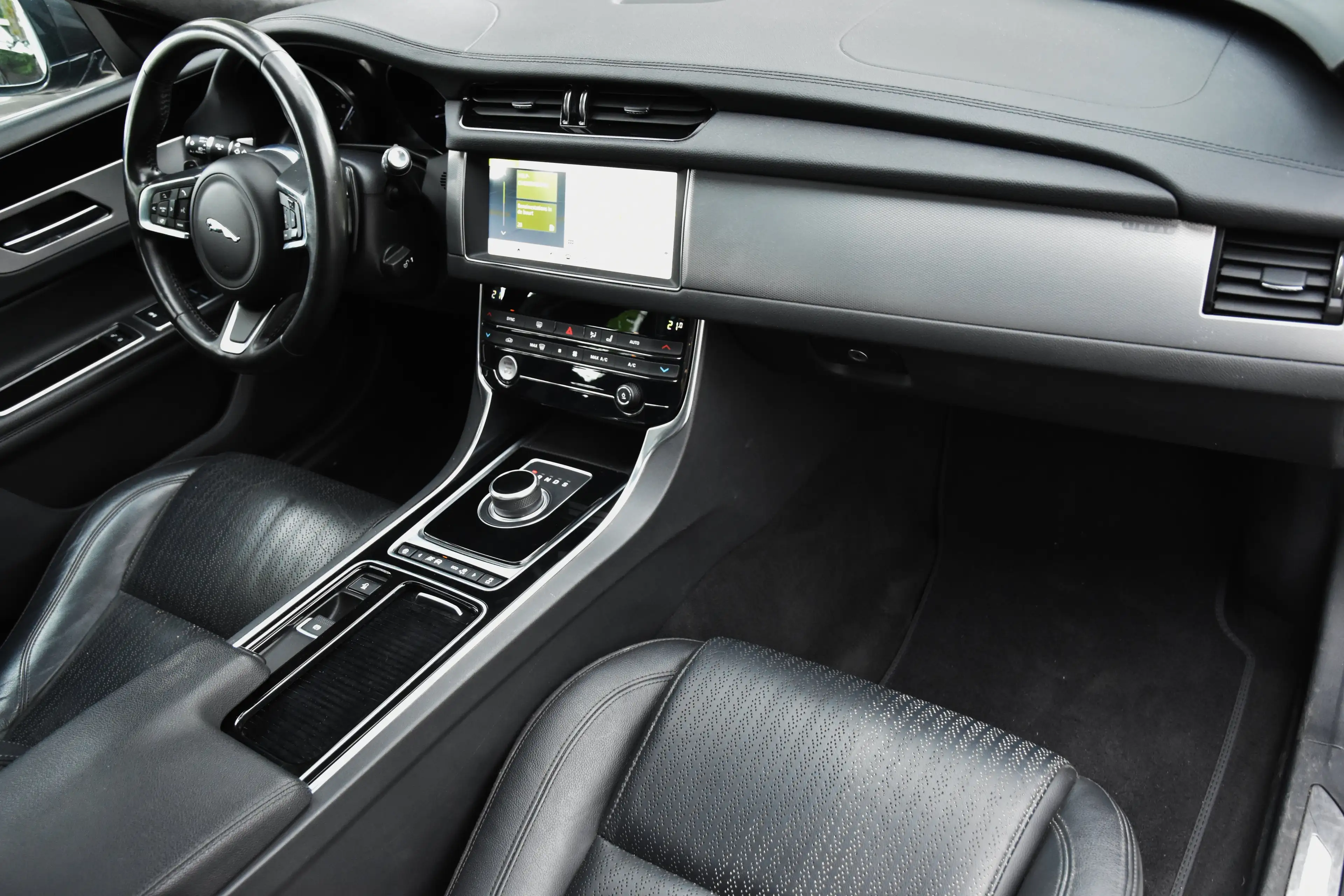 Jaguar XF Sportbrake 2.0 D E-Performance — photo 13