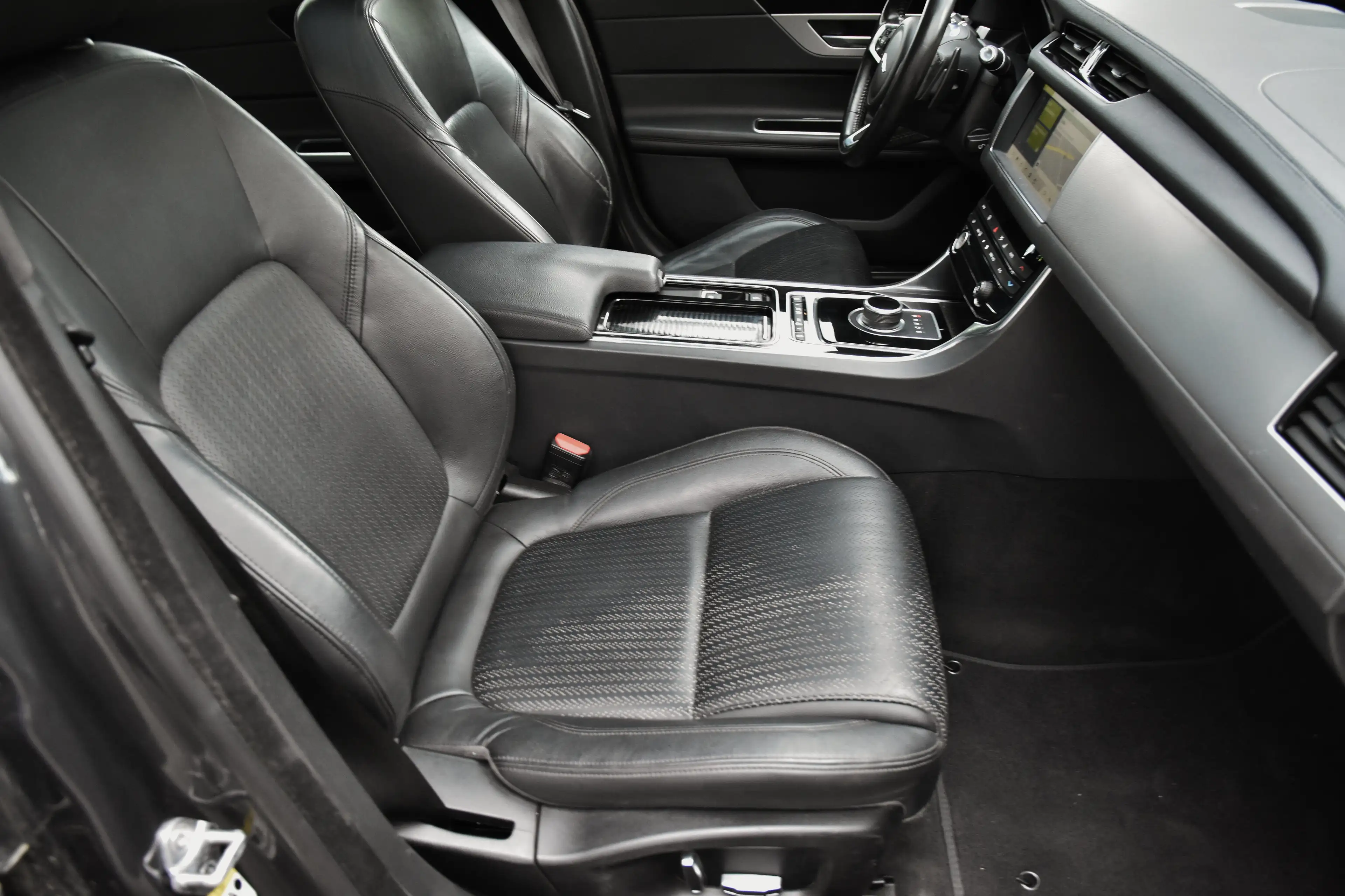 Jaguar XF Sportbrake 2.0 D E-Performance — photo 14