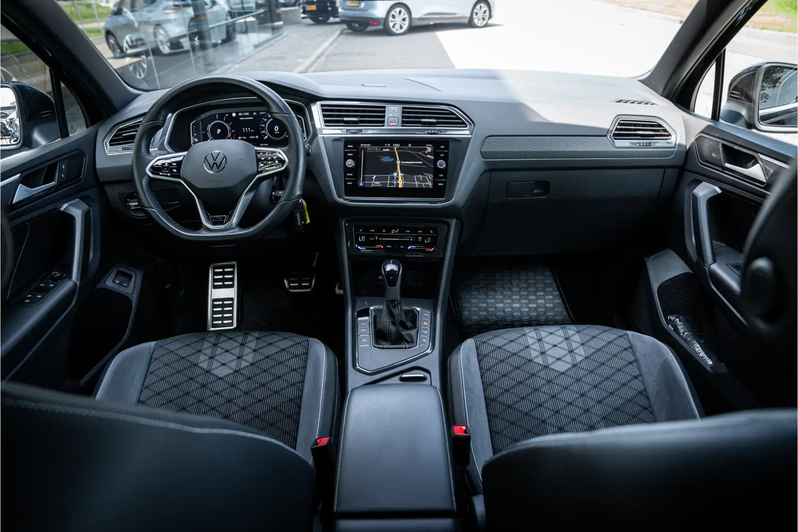Volkswagen Tiguan 1.4 TSI eHybrid R-Line Business+ - Panodak - Trekh Zwart - 2