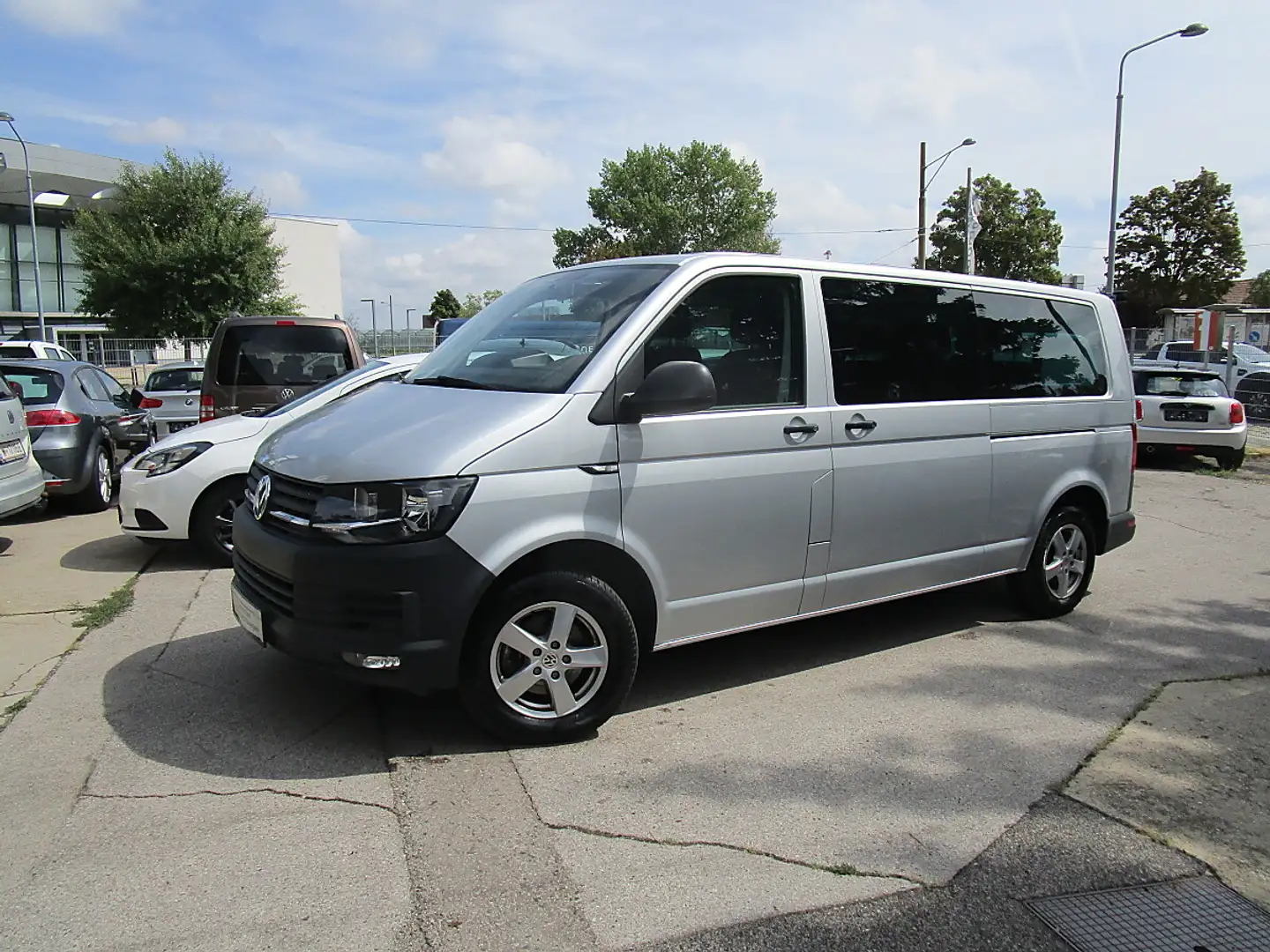 Volkswagen T6 Kombi LR 2,0 TDI BMT Silber - 1
