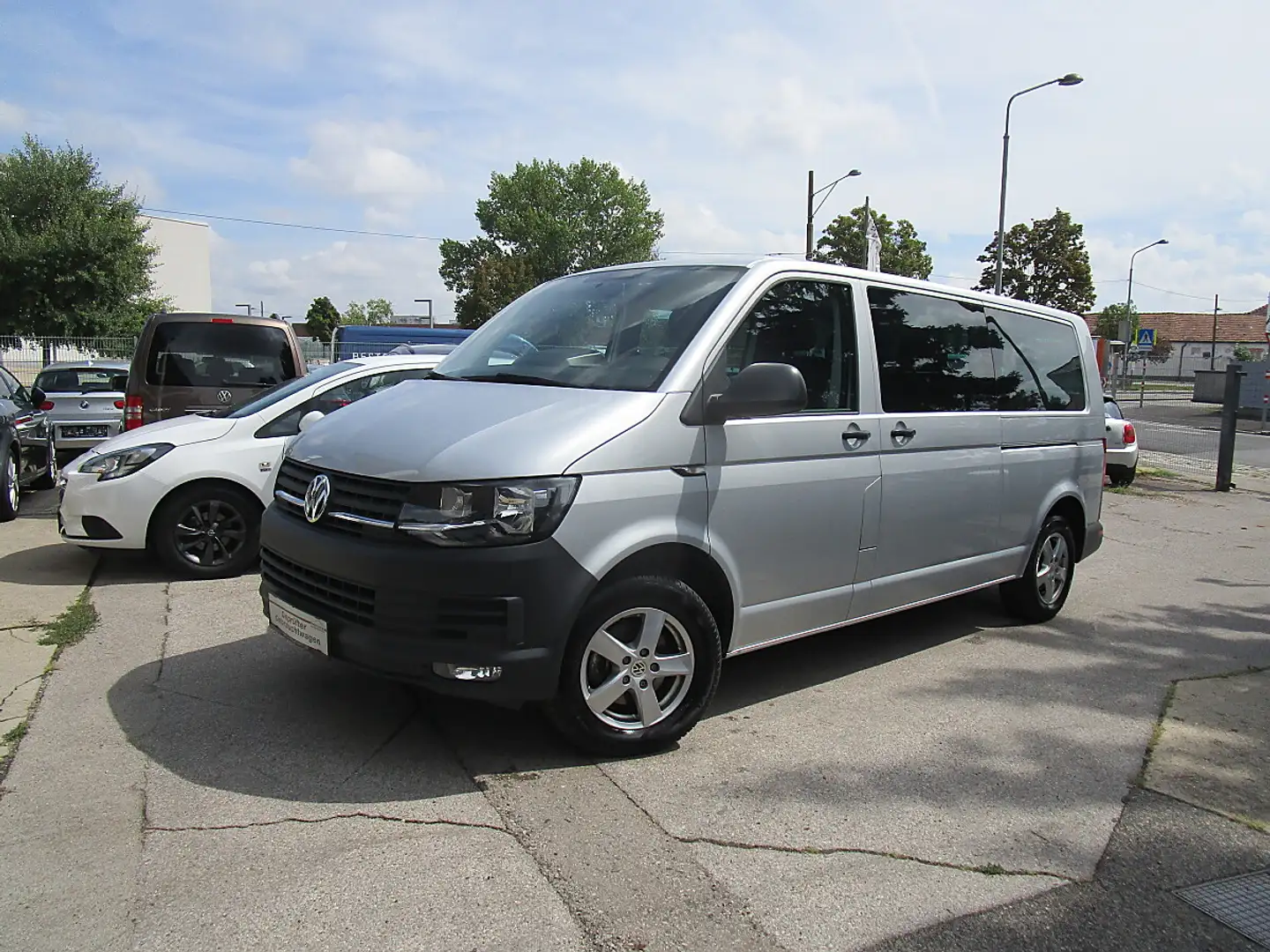 Volkswagen T6 Kombi LR 2,0 TDI BMT Silber - 2