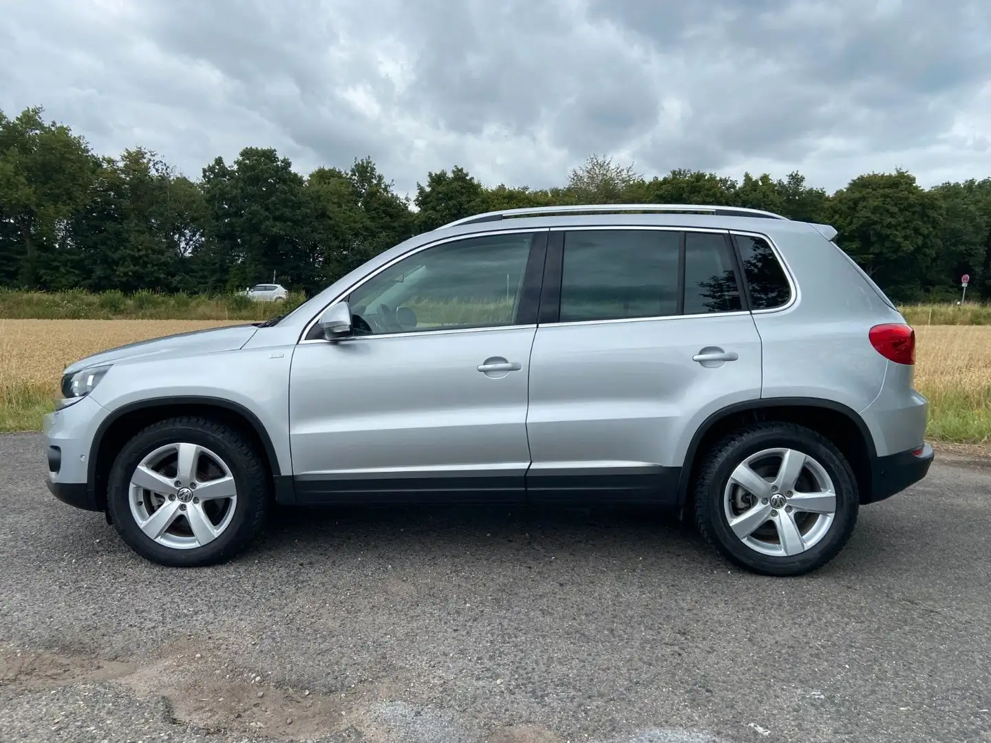 Volkswagen Tiguan Sport & Style BMT 1.4 TSI Klimaauto SHZ Srebrny - 2