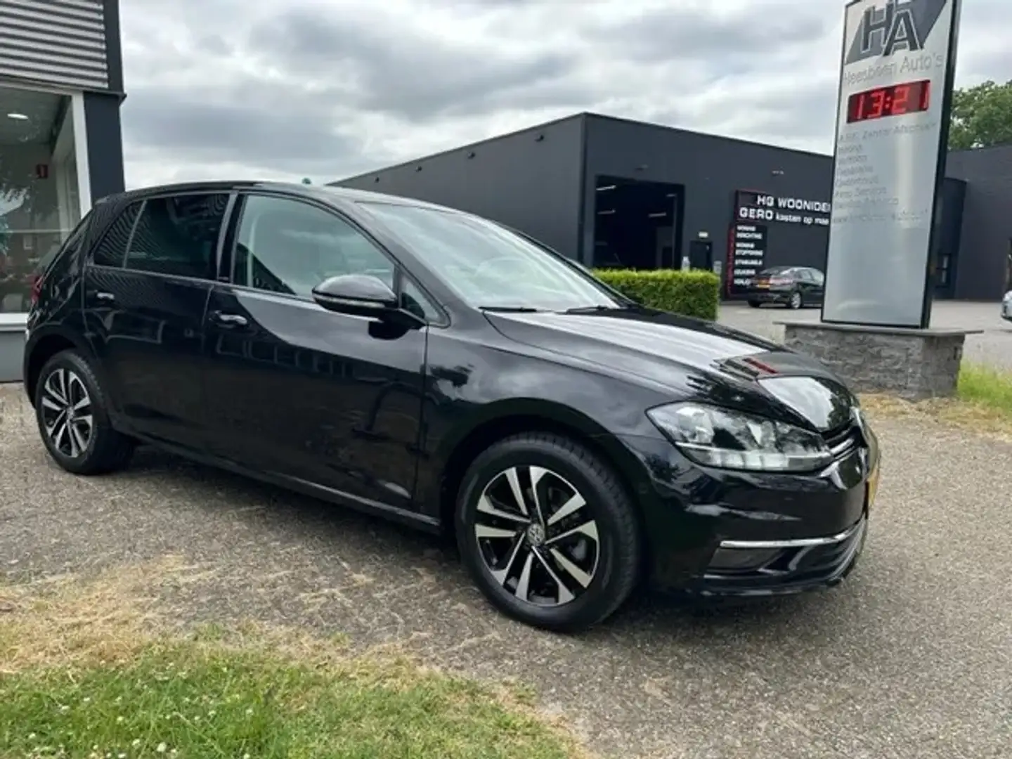 Volkswagen Golf 1.0 TSI Trendline Zwart - 1