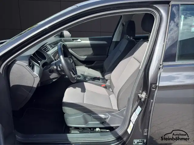 Volkswagen Passat view 17