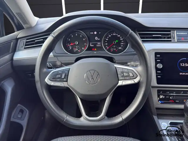 Volkswagen Passat view 19