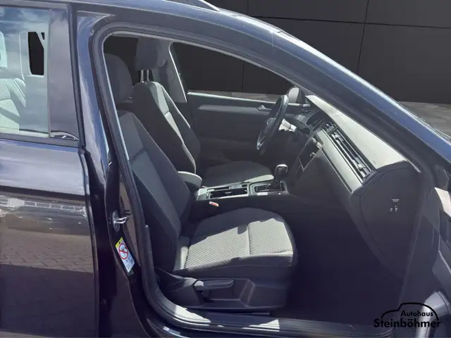 Volkswagen Passat view 14