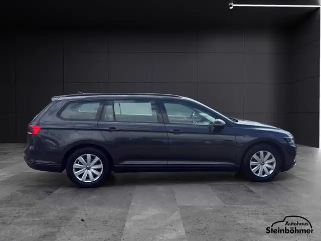 Volkswagen Passat view 9