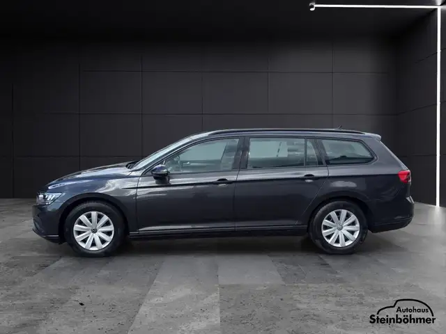Volkswagen Passat view 3