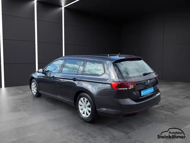 Volkswagen Passat view 4
