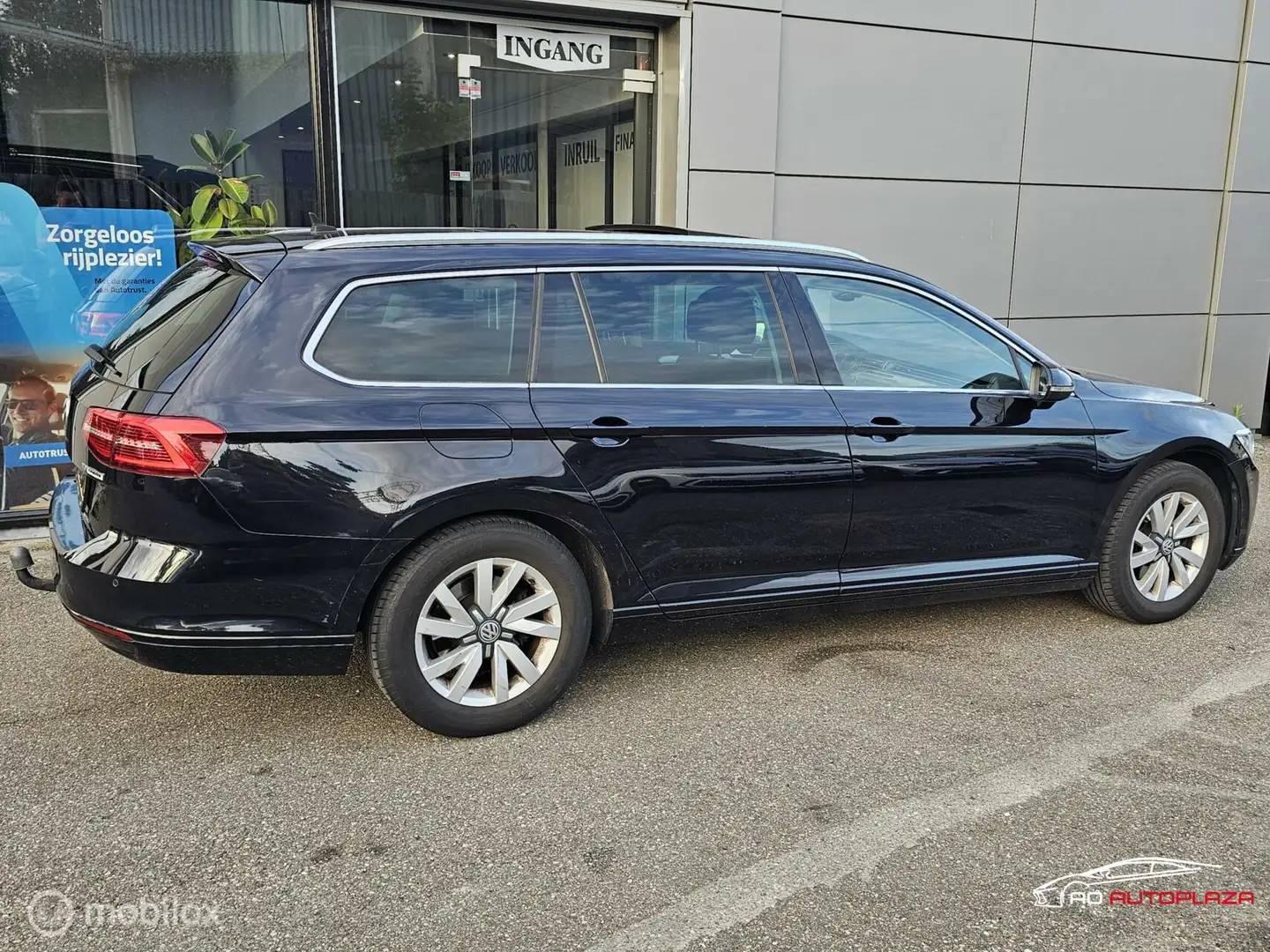 Volkswagen Passat Variant 1.6 TDI Comfortline Panorama/PDC/Navigatie Zwart - 2