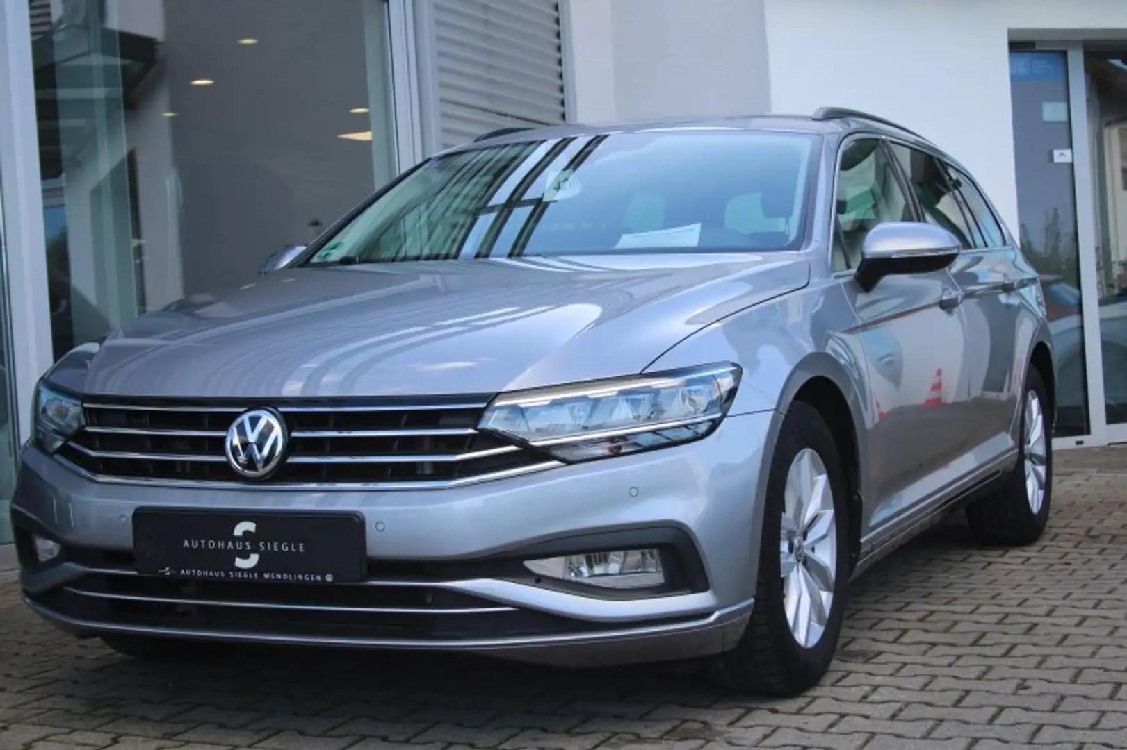 Volkswagen Passat Variant 1.5 TSI Business DSG Navi LED ACC AHK Alu App-Con Silber - 2