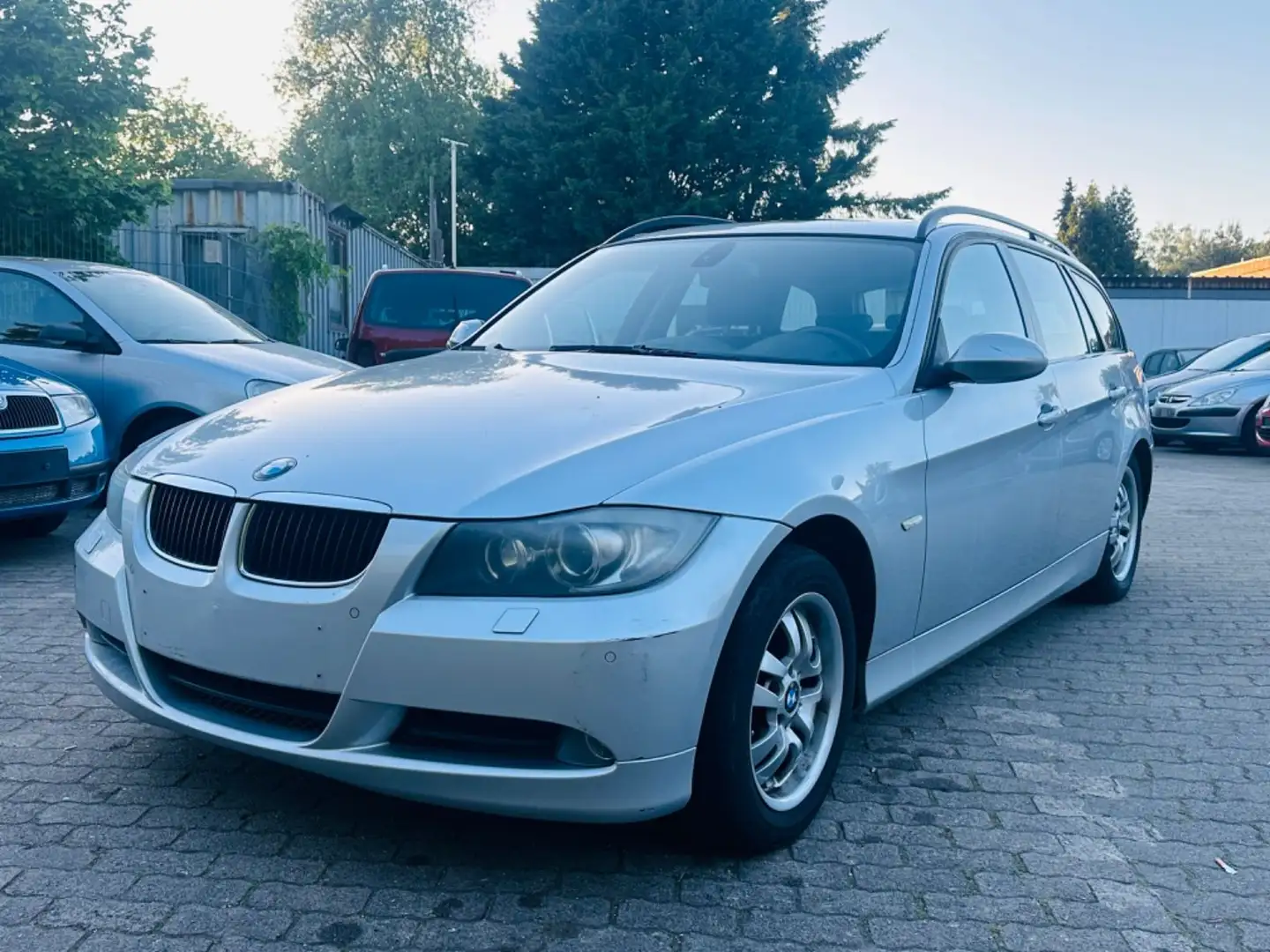 BMW 318 Baureihe 3 Touring 318d,Panorama,klima,tüv Silber - 1