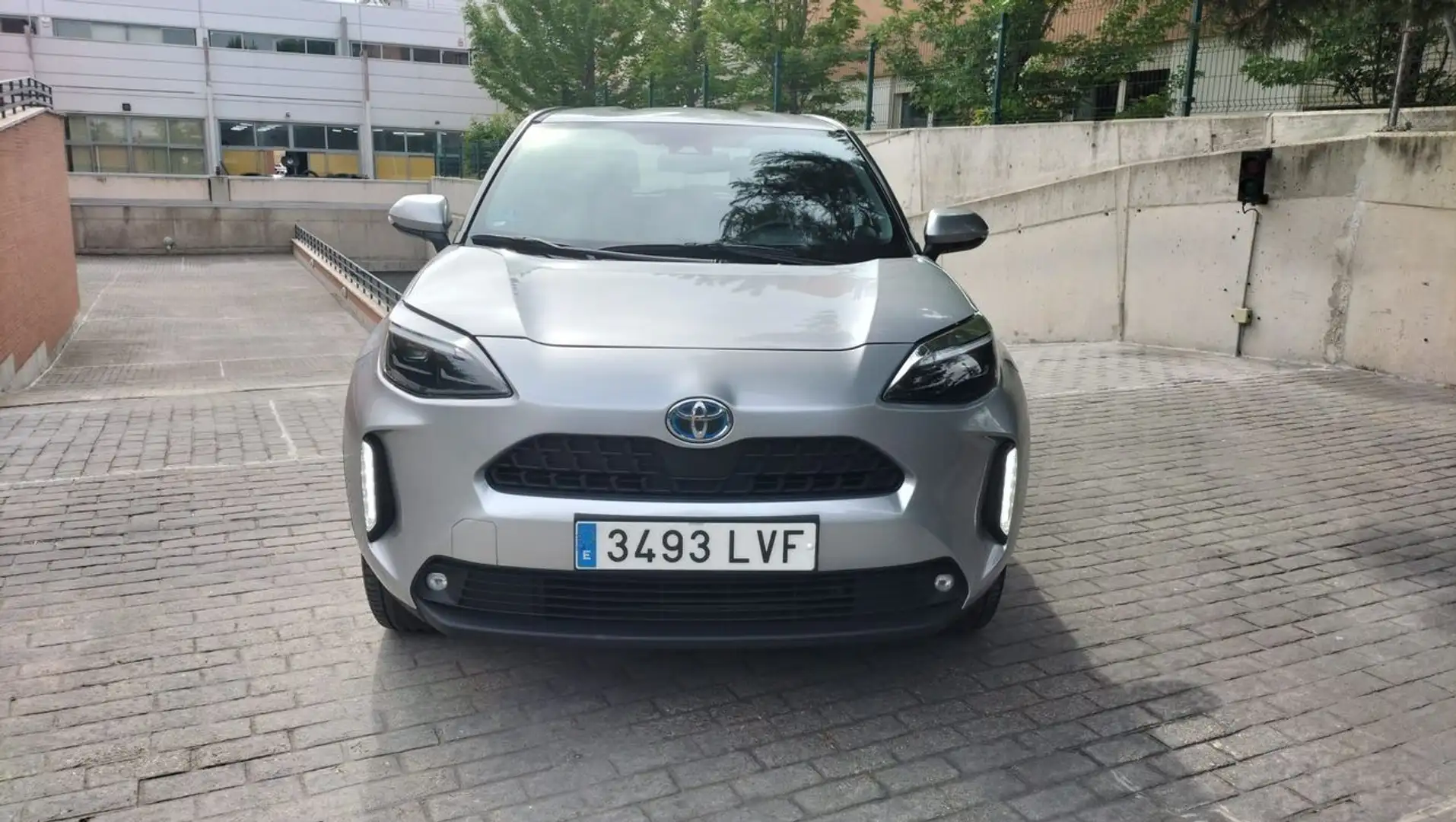 Toyota Yaris Cross 120H e-CVT Active Tech Gris - 2