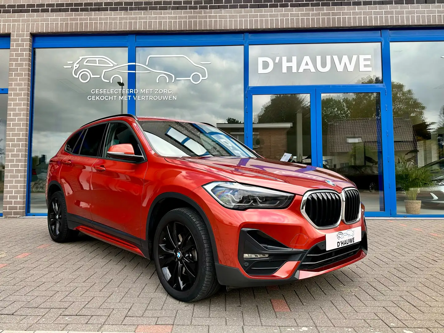 BMW X1 sDrive18d Aut*Sport Line*Head-up*verwarmde zetels* Orange - 1