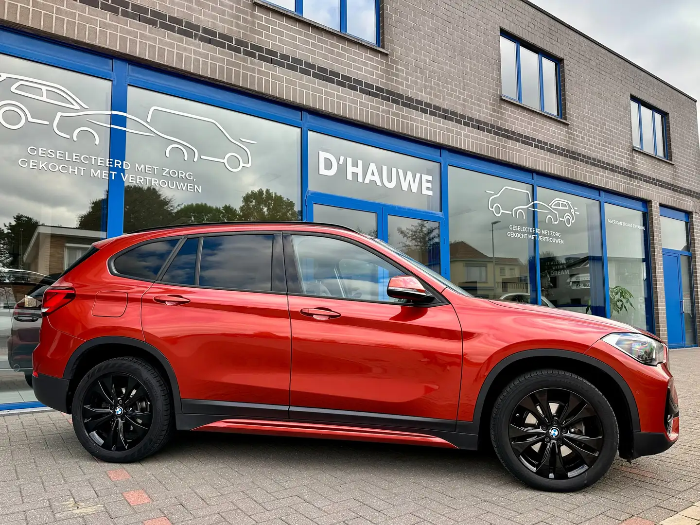 BMW X1 sDrive18d Aut*Sport Line*Head-up*verwarmde zetels* Orange - 2