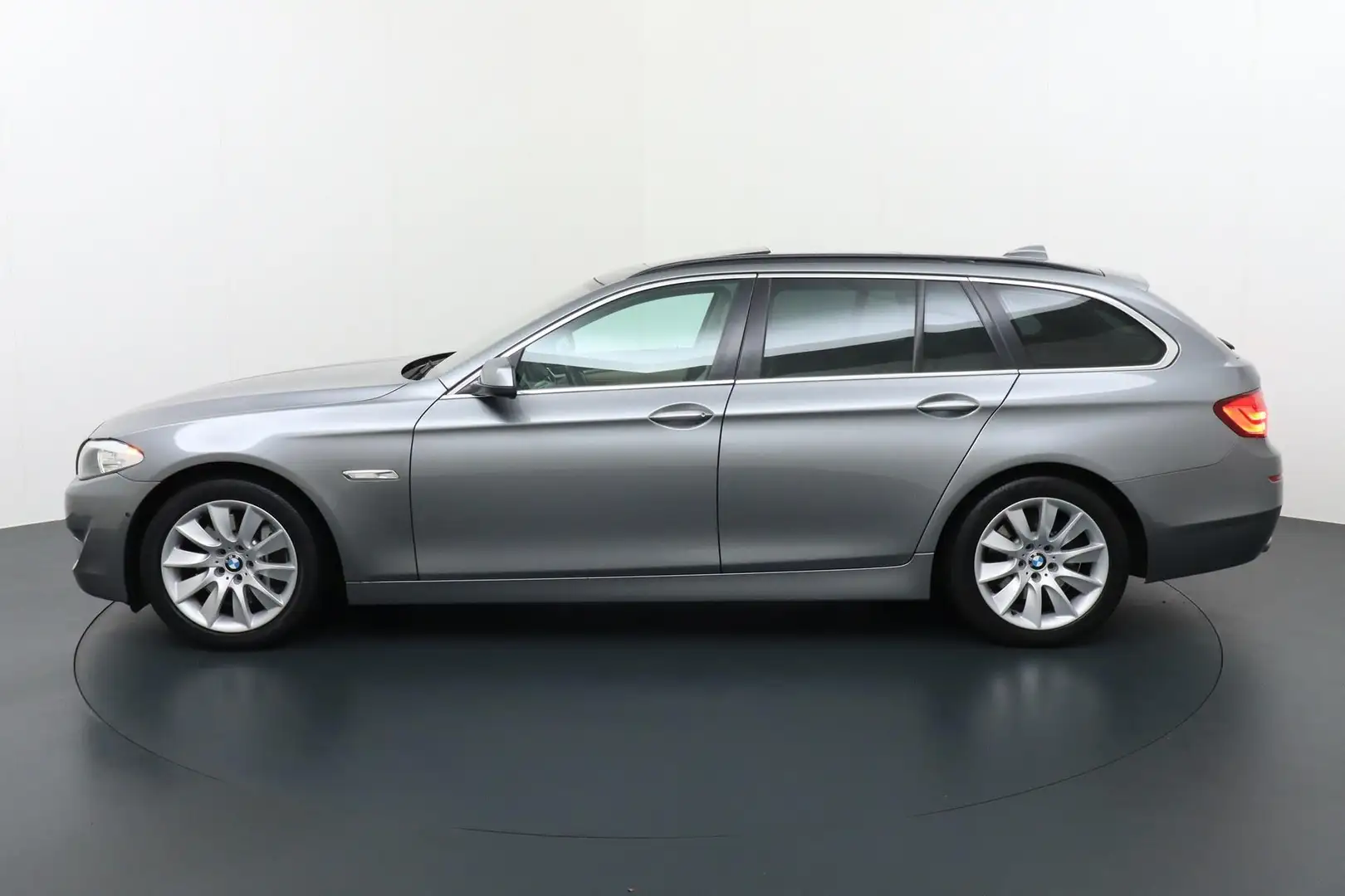 BMW 525 5-serie Touring 525d Tv, airco, softclose, panoram Grijs - 2