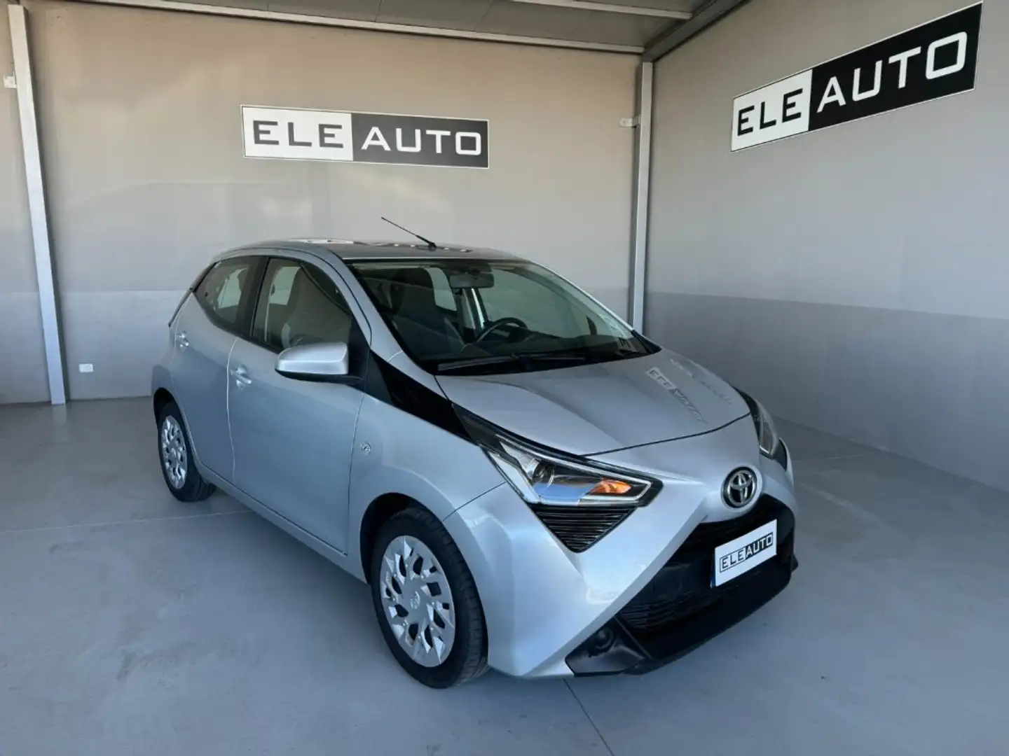 Toyota Aygo 1.0 VVT-i 72 CV Connect X-Business 5 porte Argent - 1