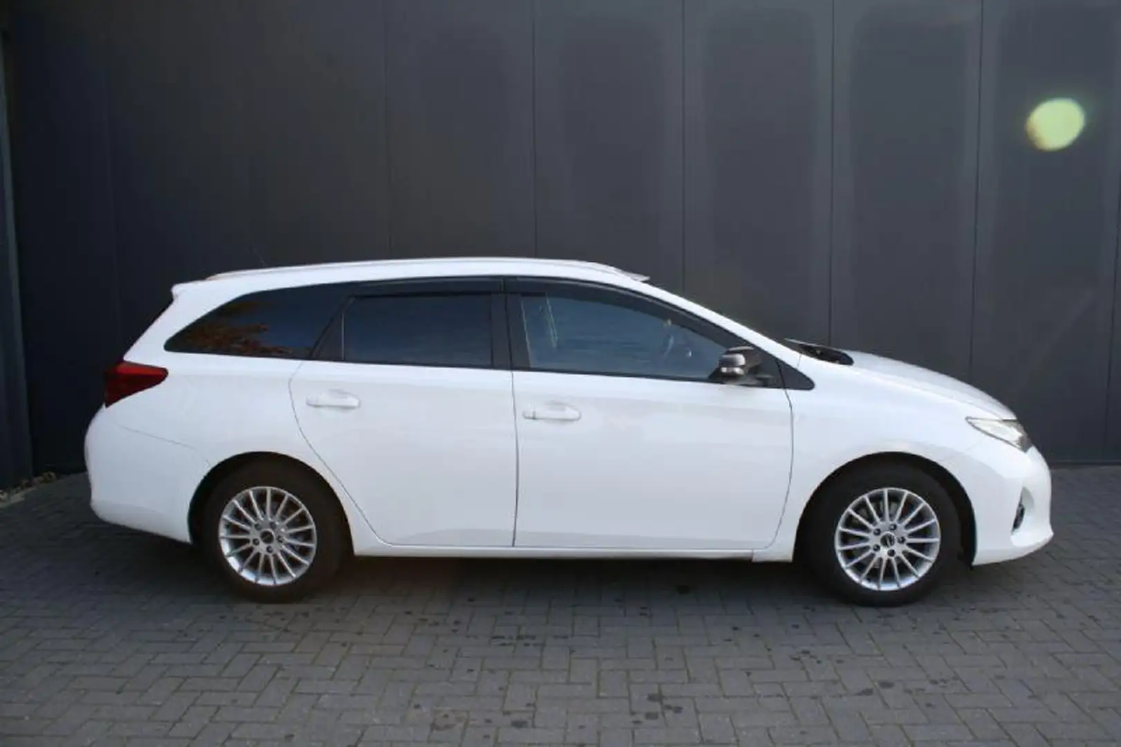 Toyota Auris Touring Sports 2.0D 124PK EURO 5 - NAVIGATIE - CAM Wit - 2