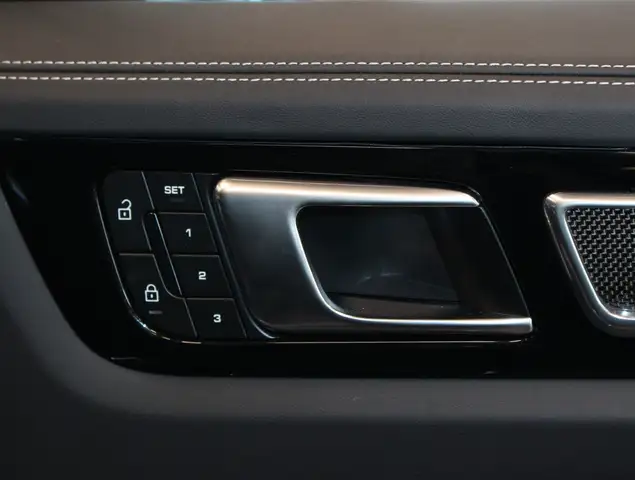 Porsche Cayenne view 12