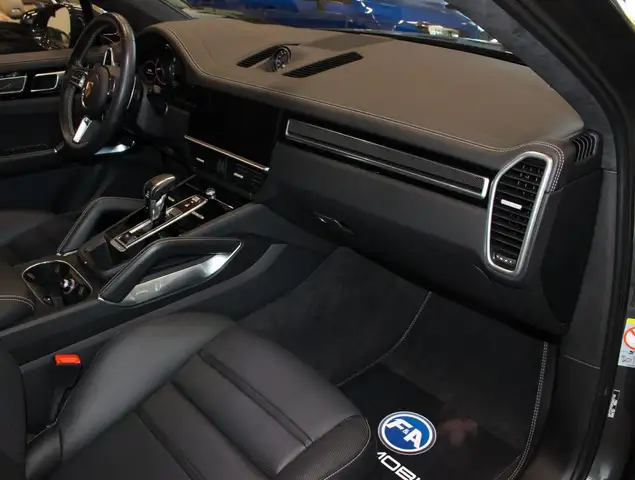 Porsche Cayenne view 11