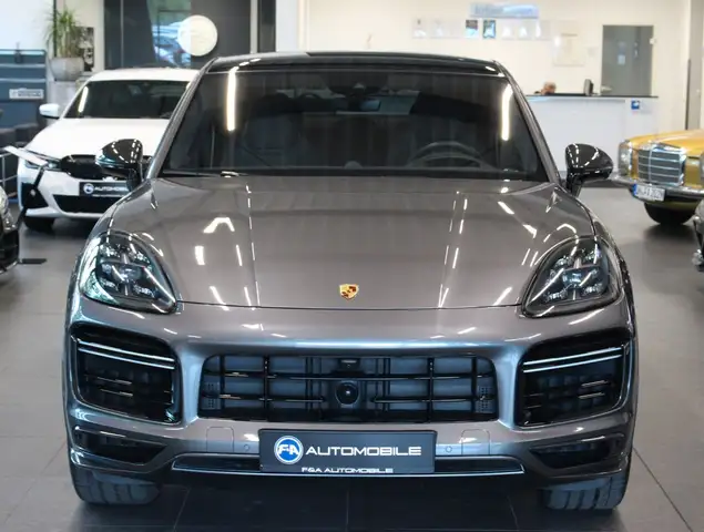 Porsche Cayenne view 3