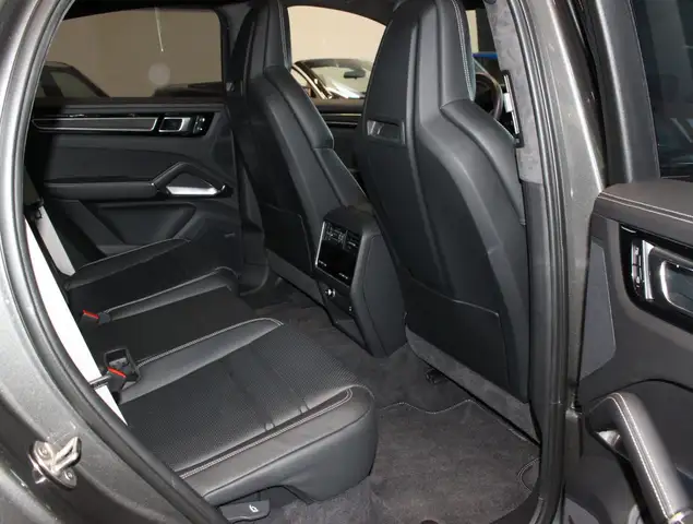 Porsche Cayenne view 13