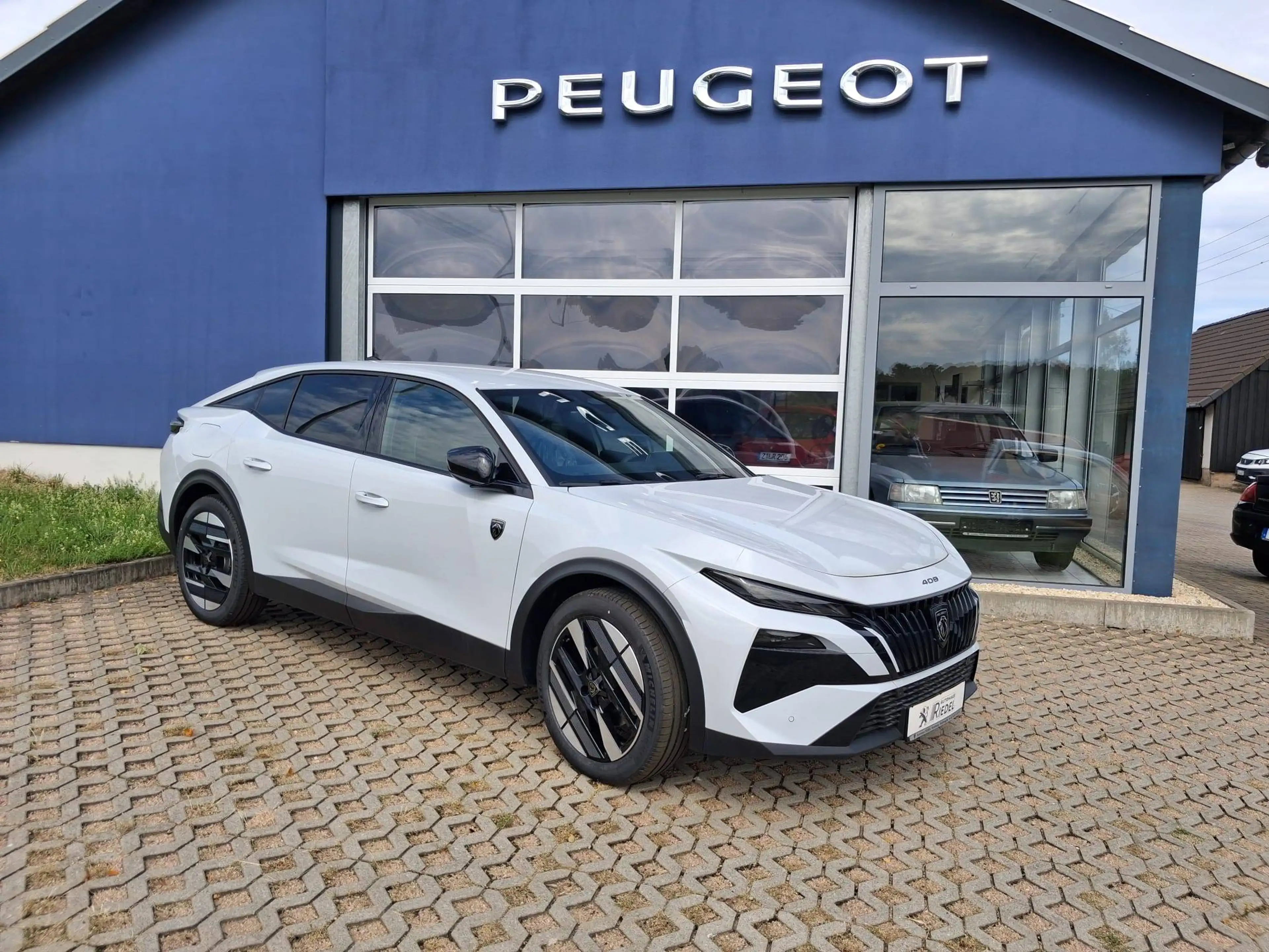 Peugeot 408 GT Hybrid 145 e-DSC6 Tageszulassung — photo 2