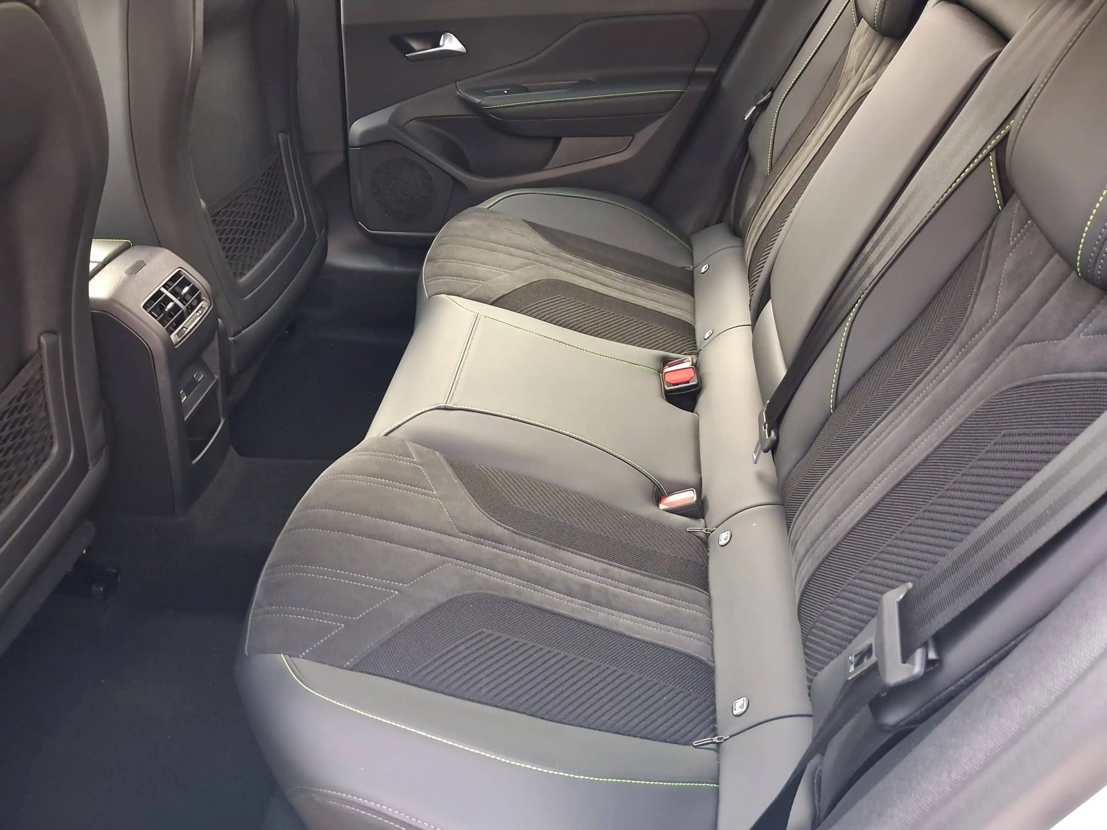 Peugeot 408 GT Hybrid 145 e-DSC6 Tageszulassung — photo 6