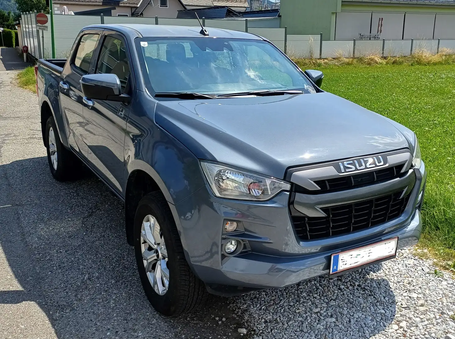 Isuzu D-Max Double Cab 4x4 LS mit AHK und Ladewanne Grau - 2