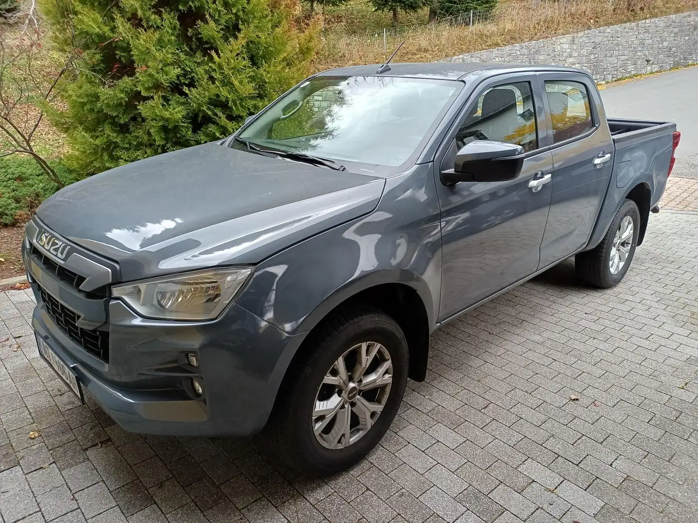 Isuzu D-Max Double Cab 4x4 LS mit AHK und Ladewanne Grau - 1