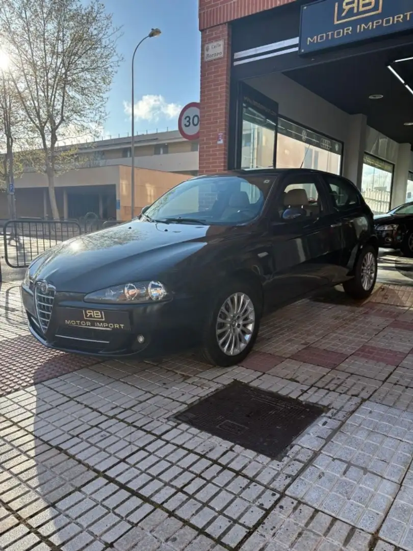 Alfa Romeo 147 1.9JTD Distinctive 120 Siyah - 1