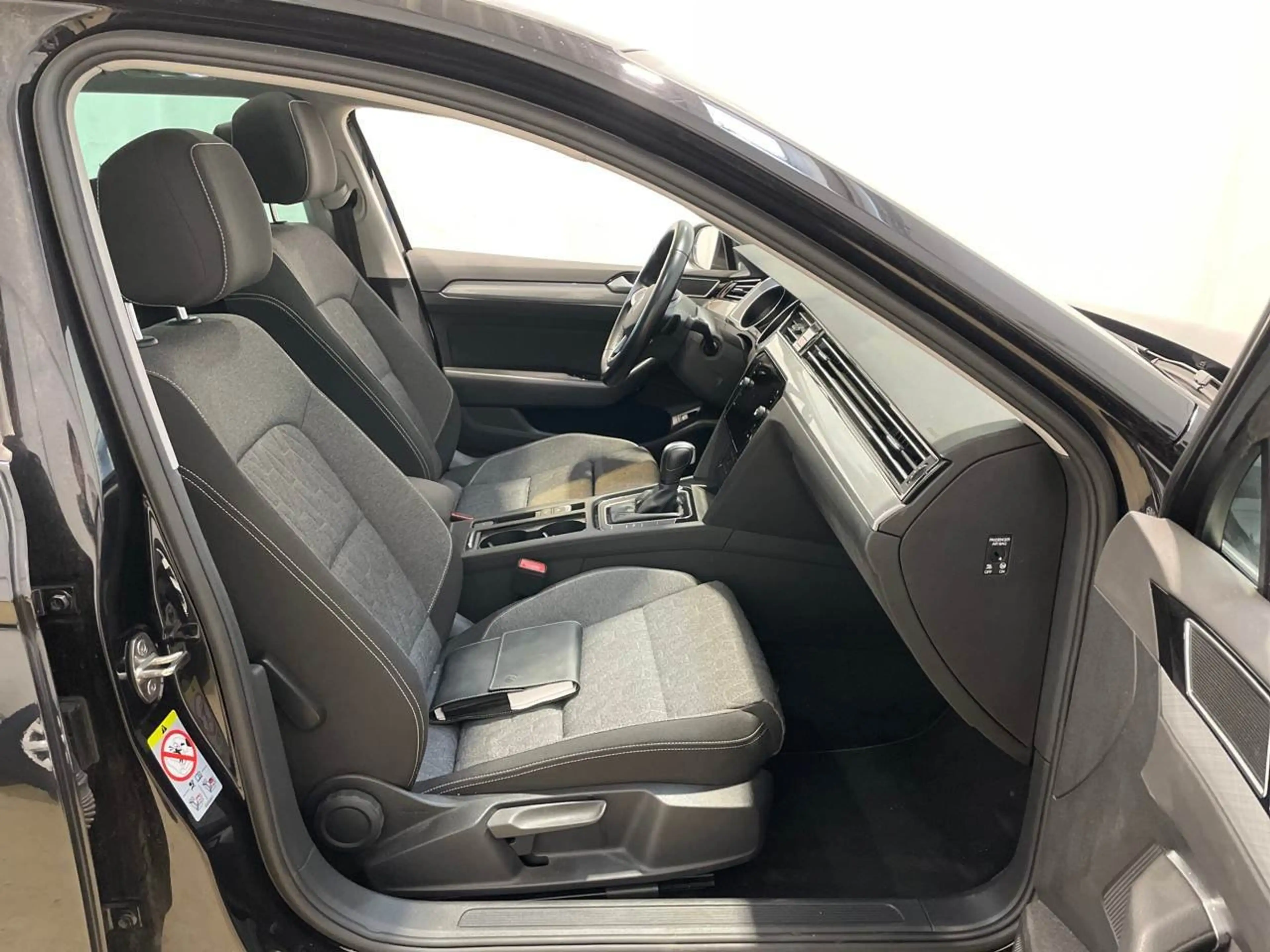 Volkswagen Passat Variant 2.0 TDI BMT Business AHK Pano ACC — photo 10