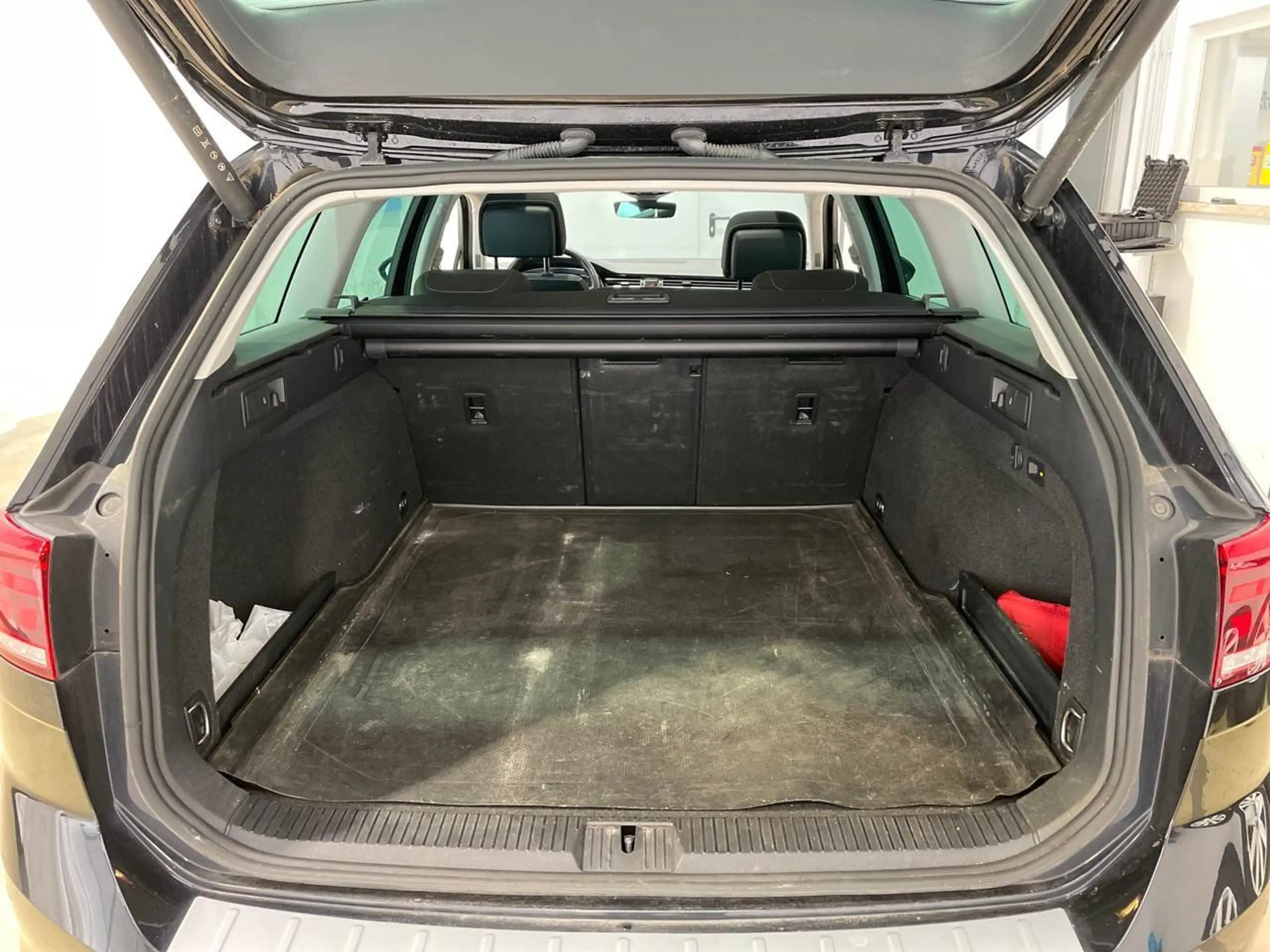 Volkswagen Passat Variant 2.0 TDI BMT Business AHK Pano ACC — photo 14