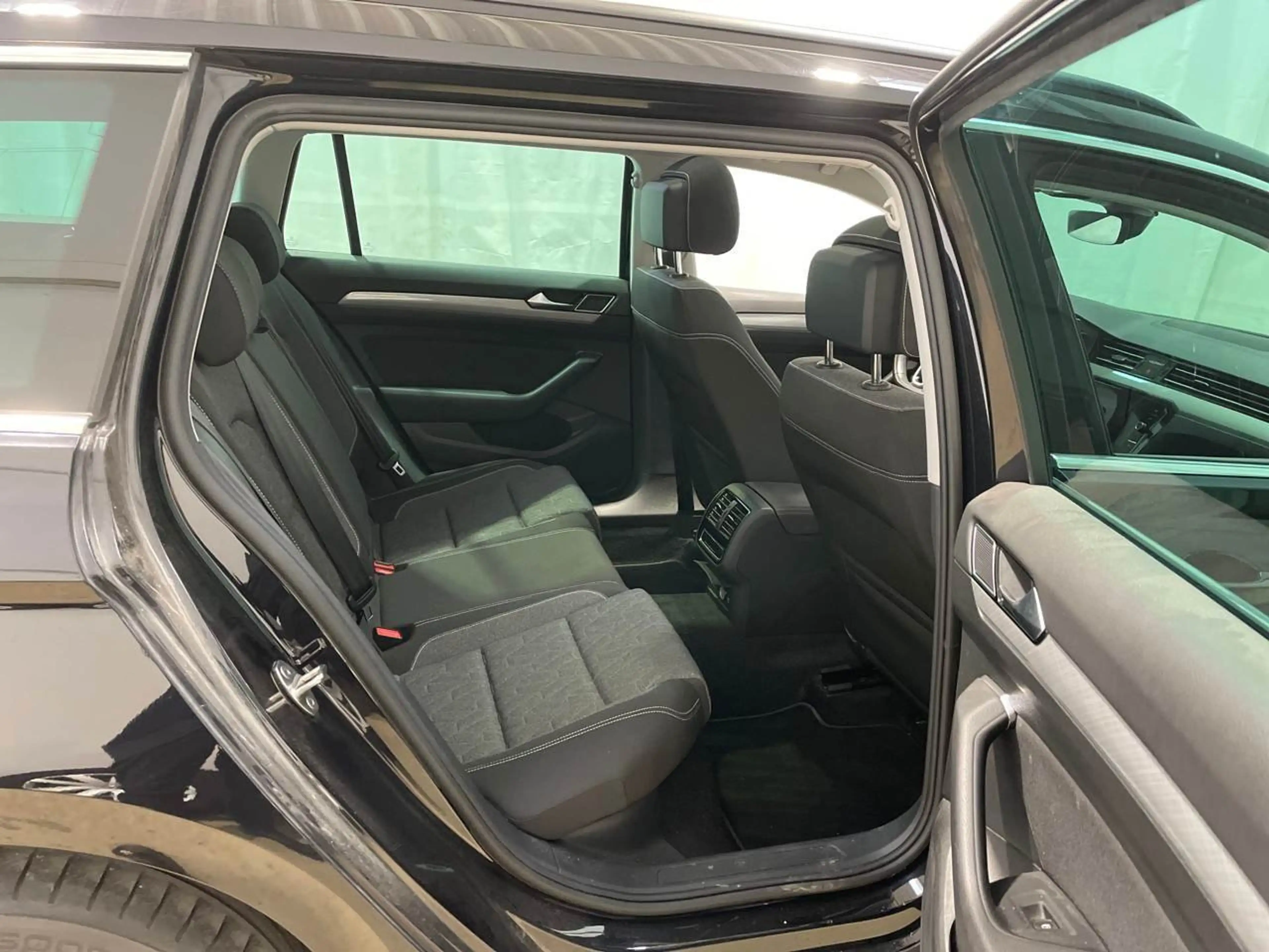 Volkswagen Passat Variant 2.0 TDI BMT Business AHK Pano ACC — photo 12